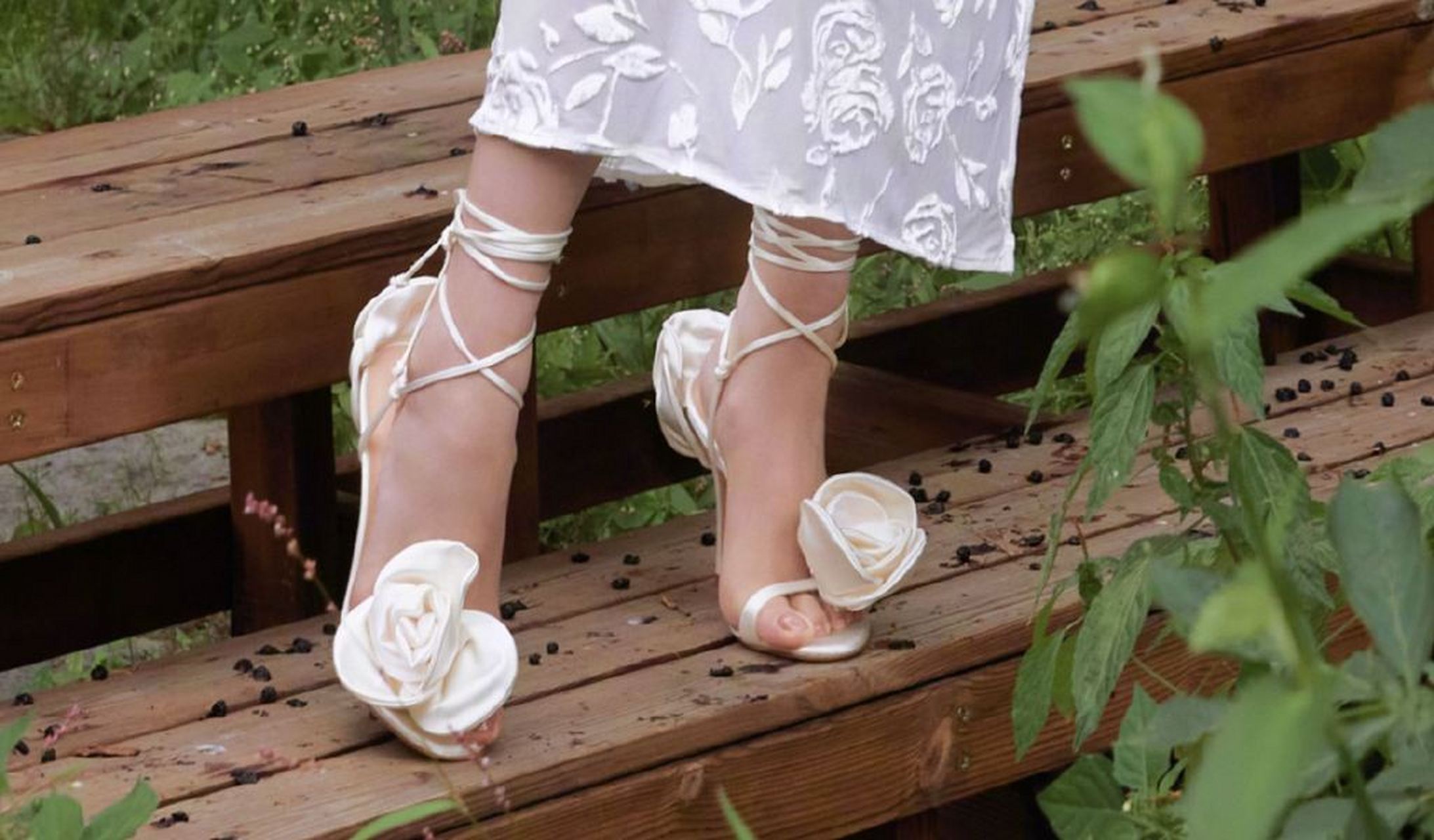 虞书欣最新造型白色长裙一字带高跟鞋美足,优雅如风.