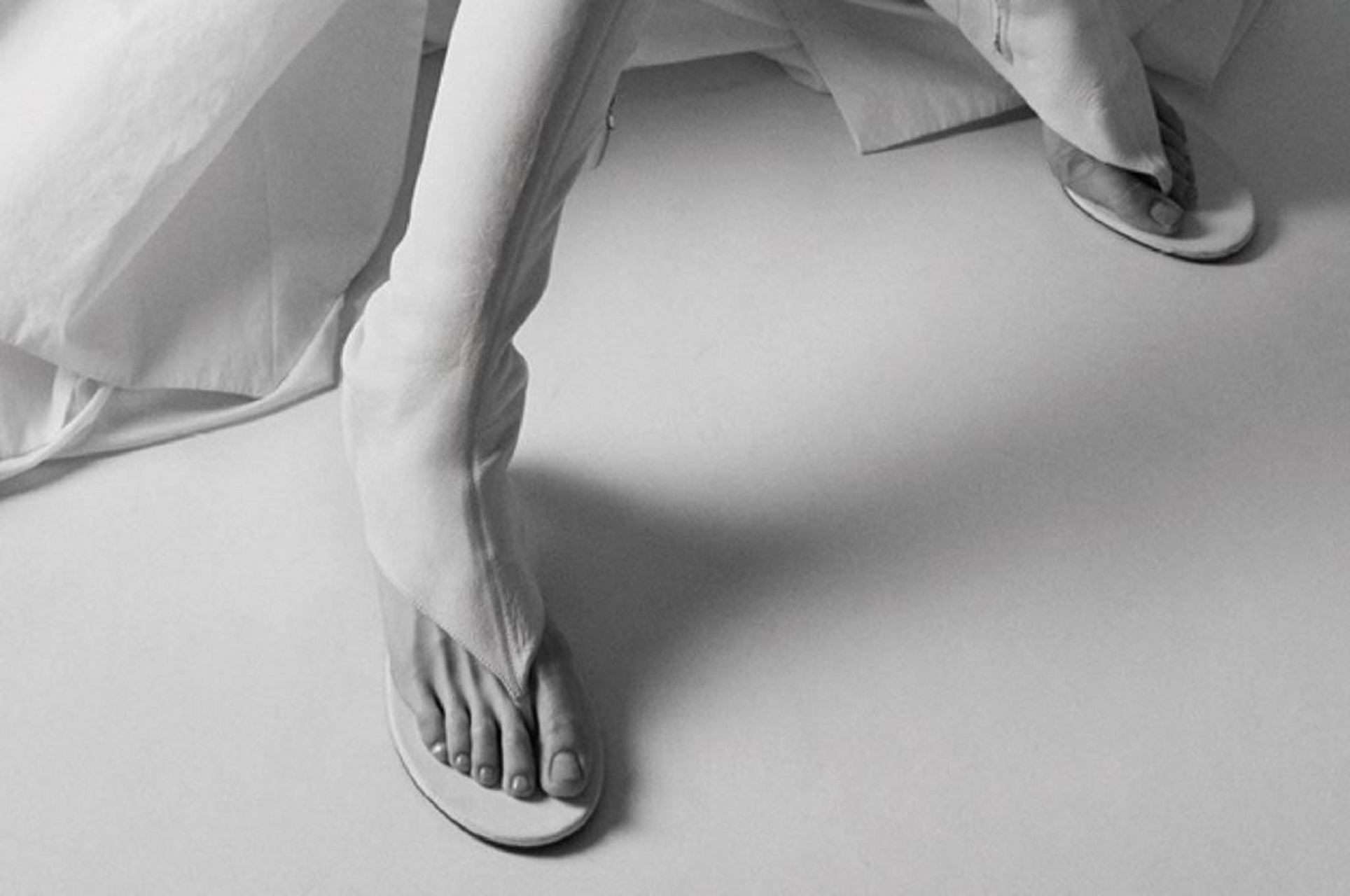 王玉雯美丽的脚杂志大片,如同仙女降临,光彩夺目.