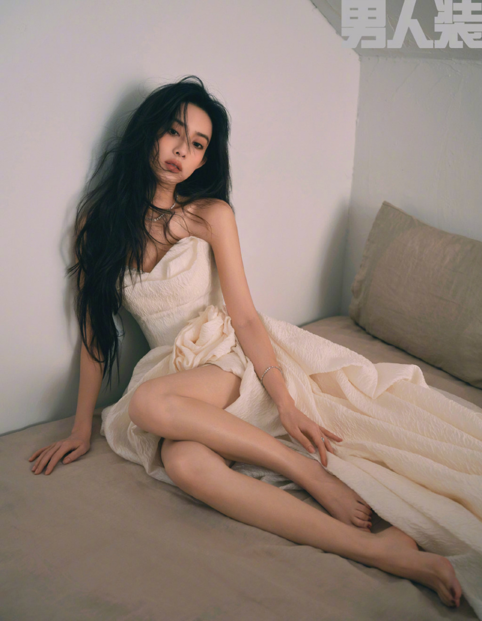 孟子义的杂志大片中,美足与长腿和好身材,宛如一幅精美的画作,展现出