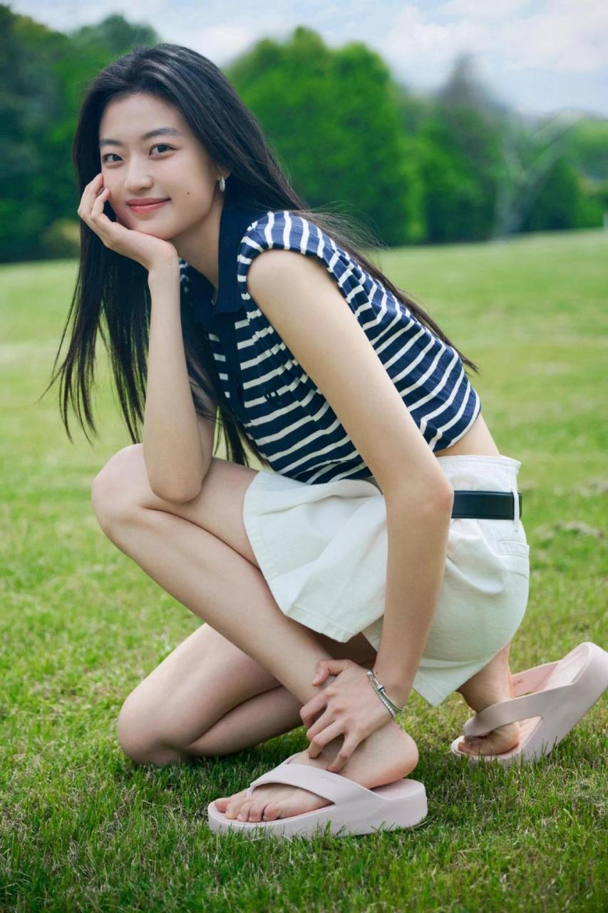 孙千拖鞋大长腿美脚,如同春日的花朵,柔美动人.