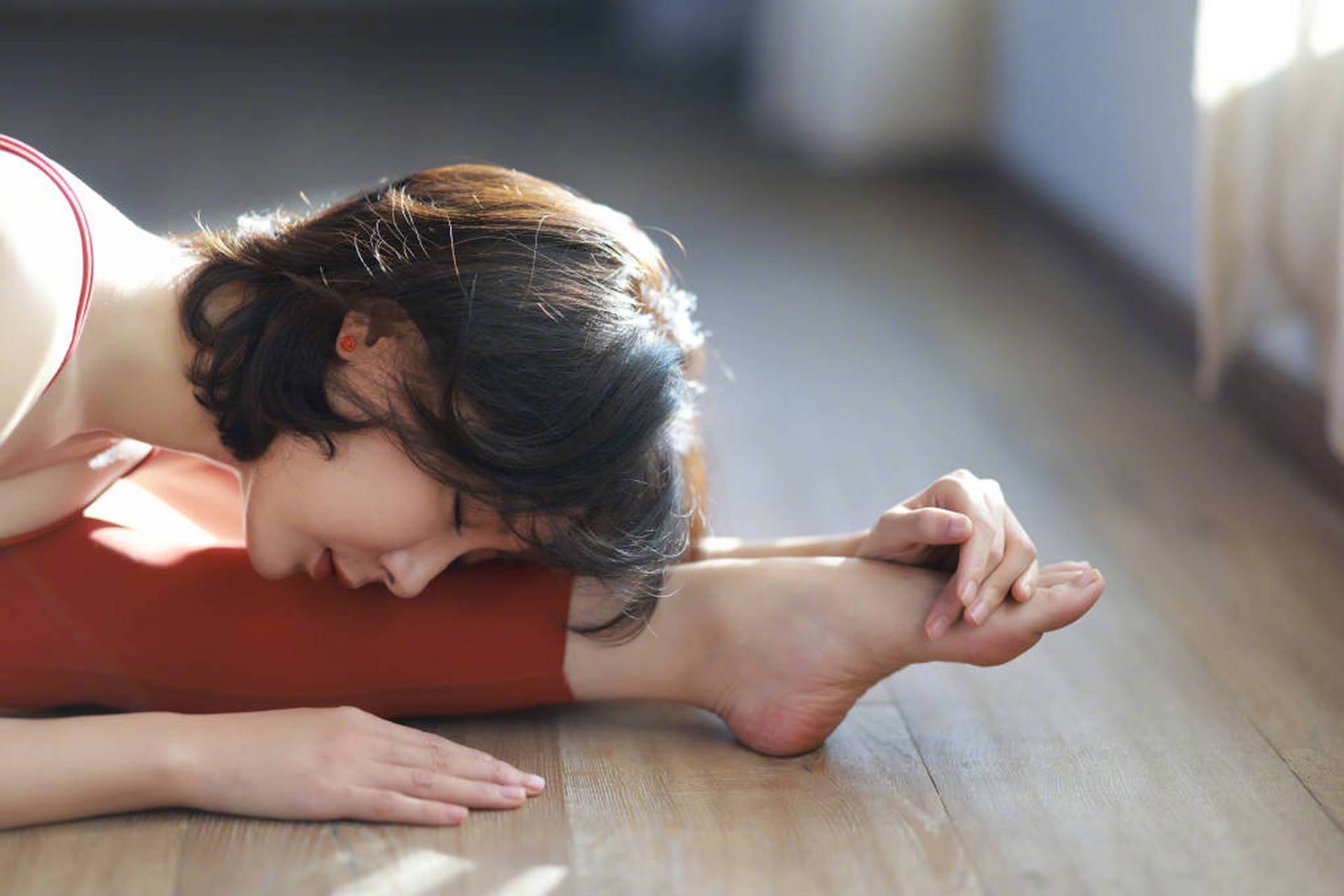 陈数的瑜伽服,展示出她的优雅与自信,如同晨曦中的霞光.