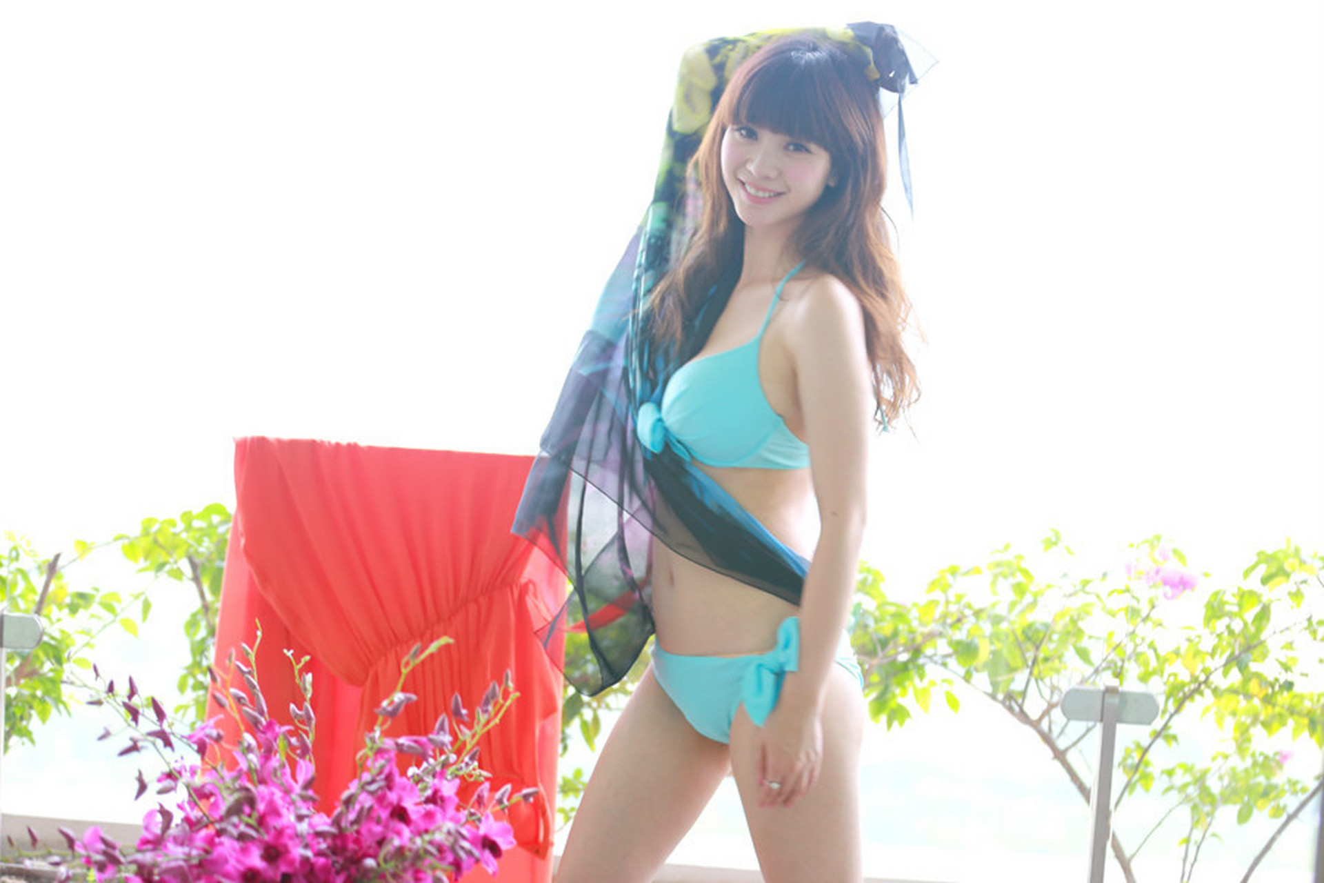 柳岩的早期比基尼造型,宛如盛夏的花朵,绽放出无限的热情与美丽.