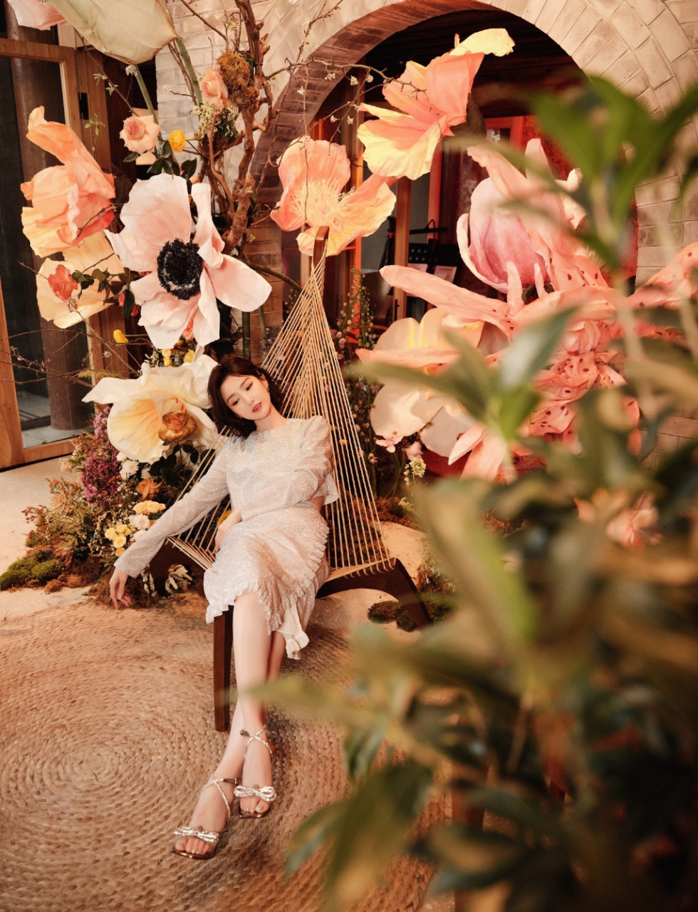 毛晓彤的透明一字带高跟凉鞋,宛如水晶般闪耀,展现出无尽的优雅与美丽