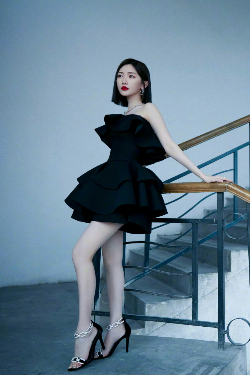 毛晓彤的高跟鞋与美足,如同清晨的露珠,晶莹剔透,散发着自然的纯净.