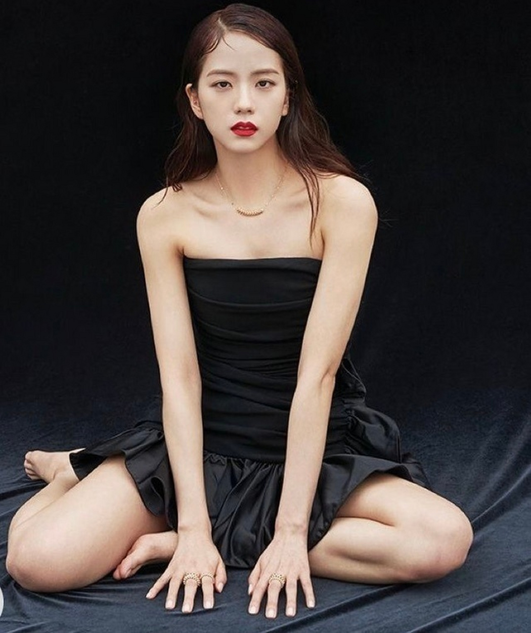 blackpink金智秀的美腿与双足,如同艺术品般精致,每一个细节都令人