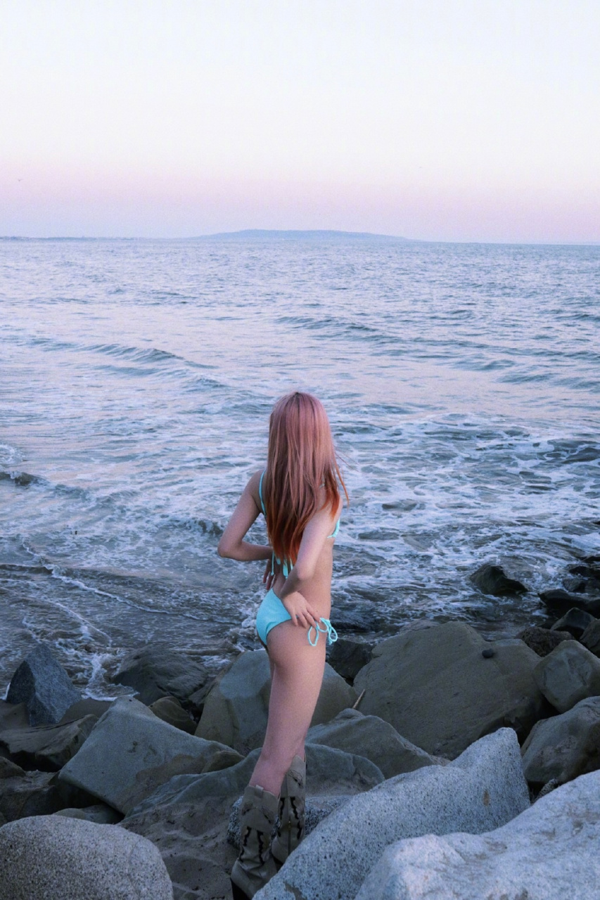 徐娇的泳衣大片,如晨曦中的珍珠,散发着柔和的光辉.