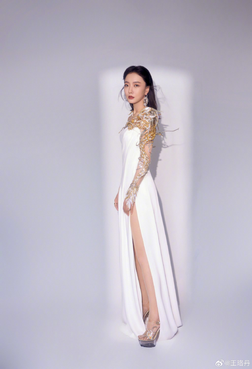 王珞丹肉色丝袜高跟凉鞋长裙造型,如同春日的花园,温暖而美丽.