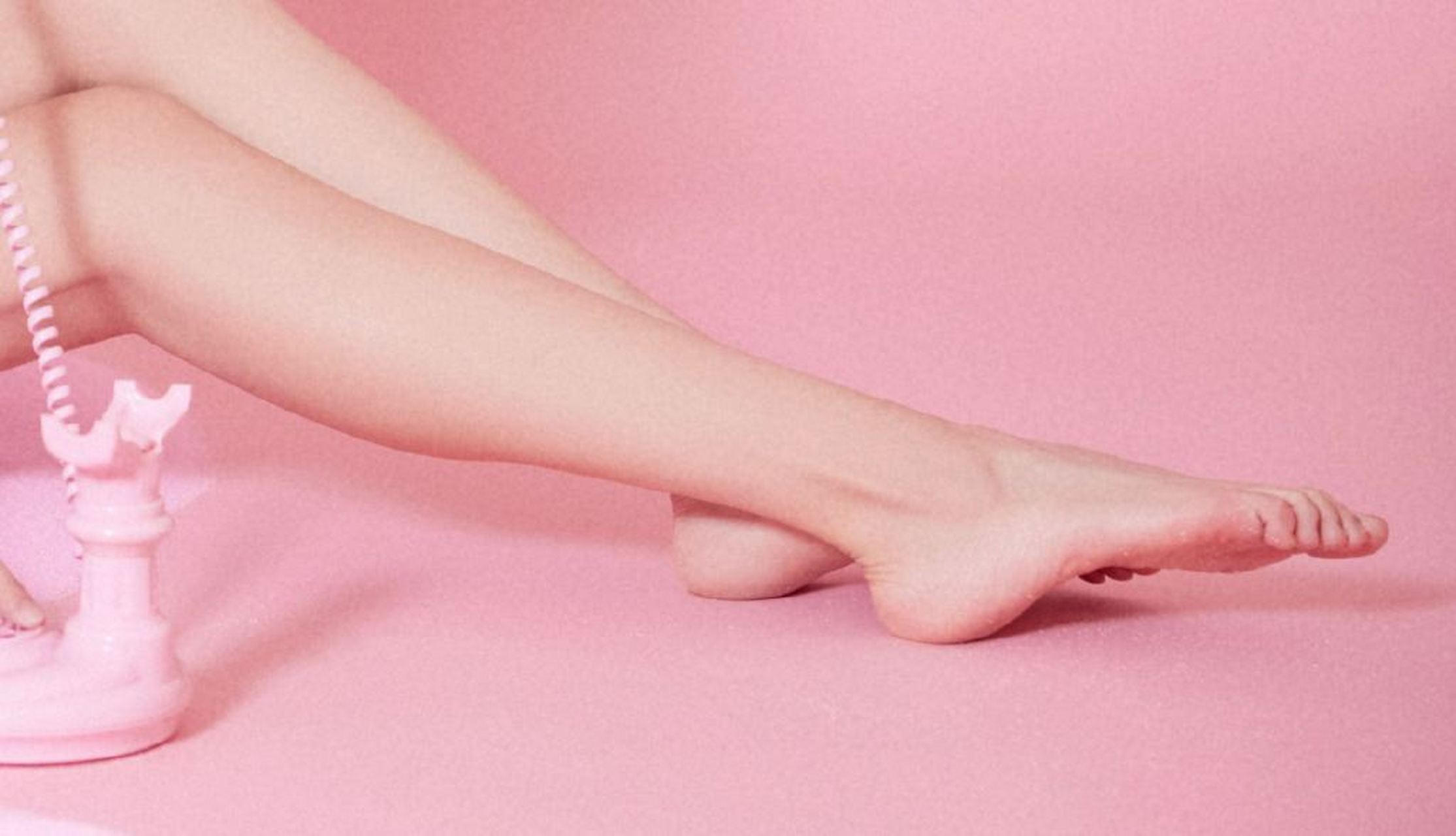 张予曦美足大长腿,如画中仙子,风姿绰约.