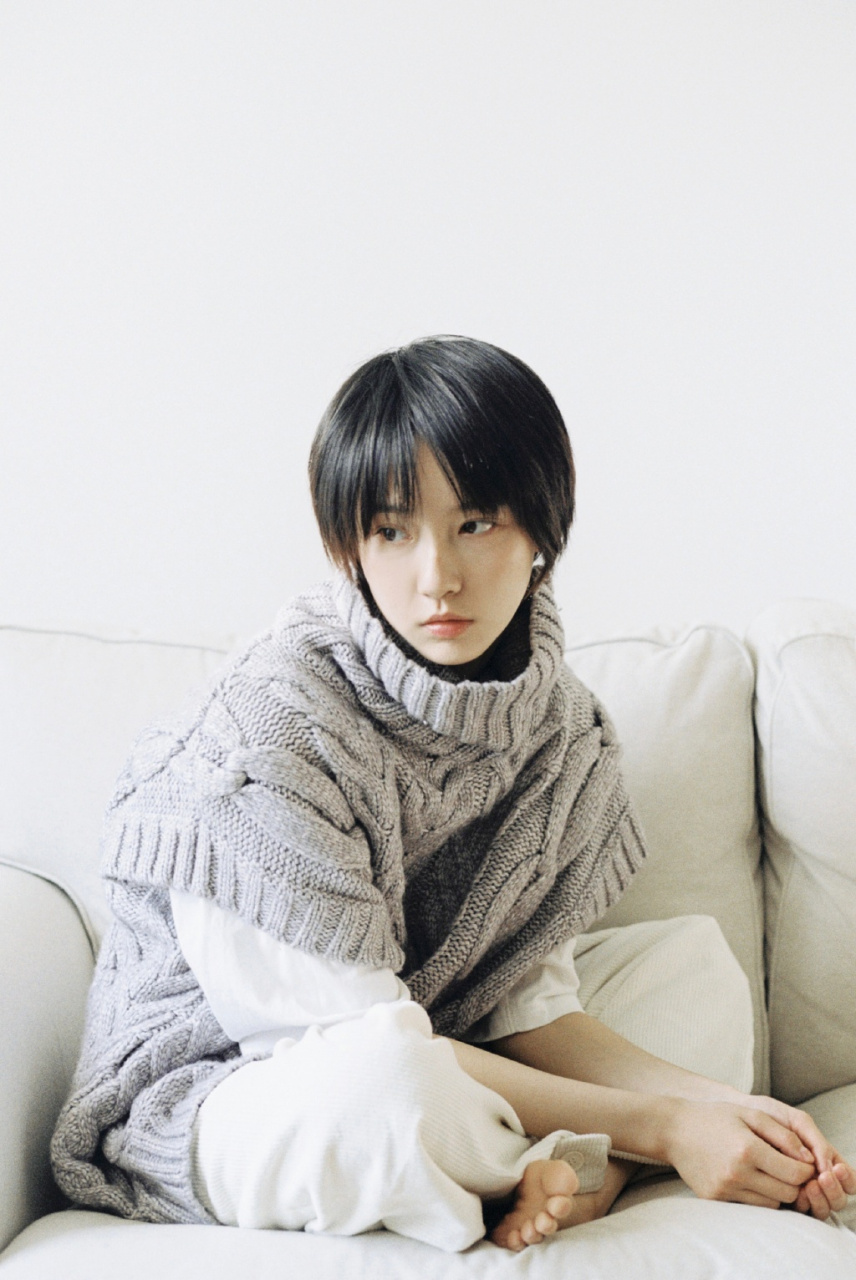 成果的光足,每一个细节都展示出她的优雅与美丽.