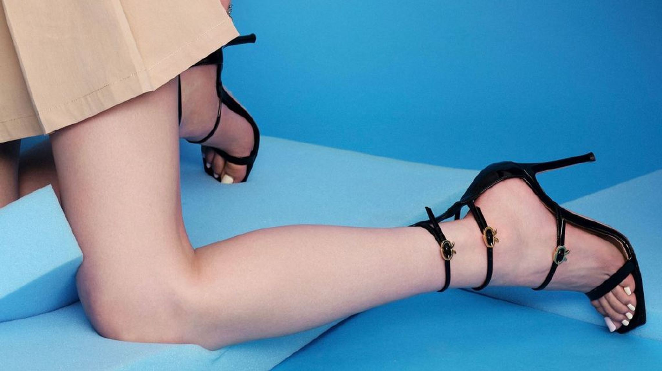 祝绪丹的黑色绑腿高跟凉鞋,宛如夜空中的星光,闪烁着迷人的光芒,步步