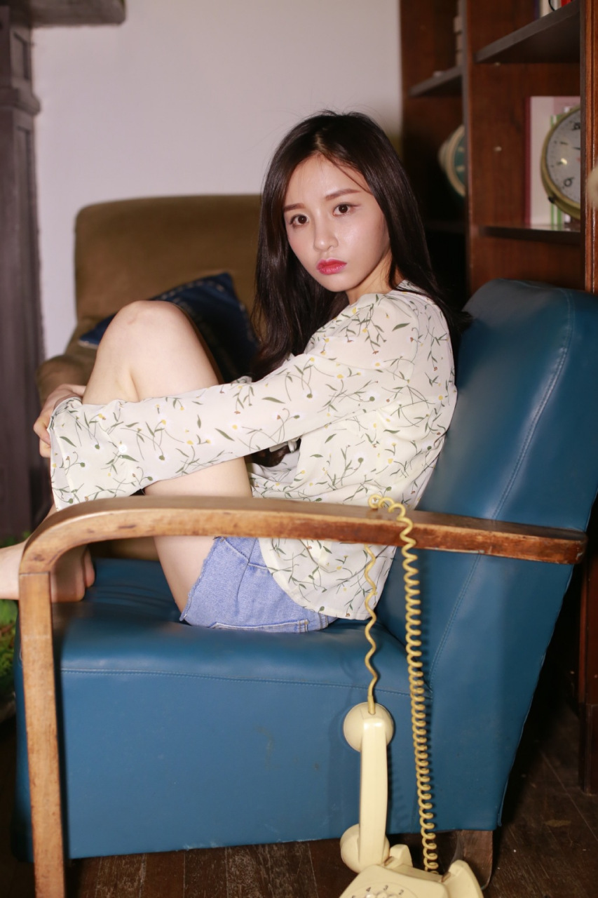 snh48-曾艳芬的光足,仿佛大自然的馈赠,纯净而美丽.