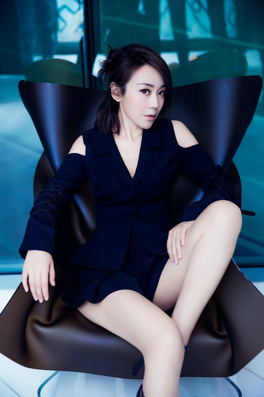 闫妮大秀美腿美得不要不要的