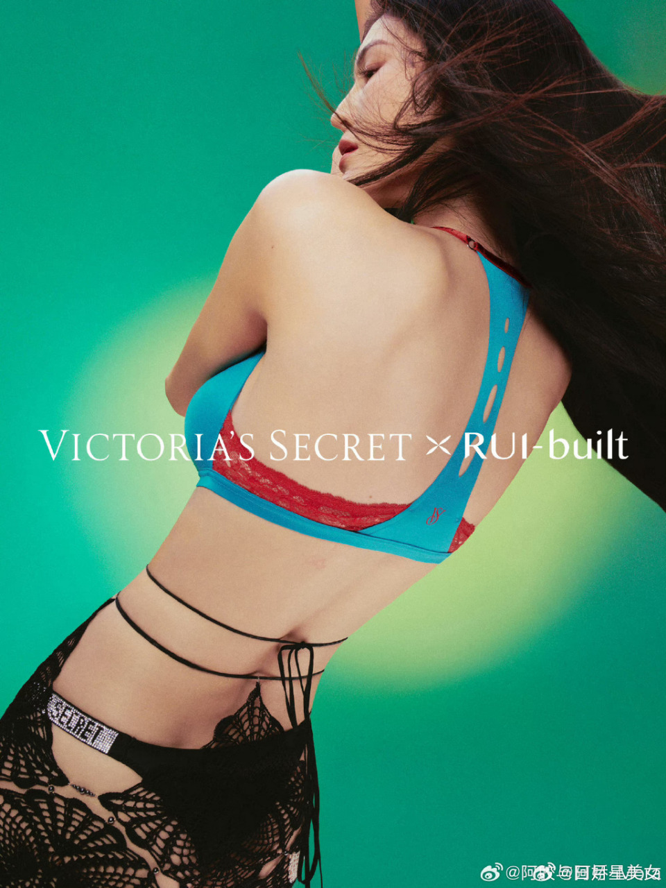 何穗的内衣秀如同神秘的花园,每一个角落都充满了惊喜和美丽.