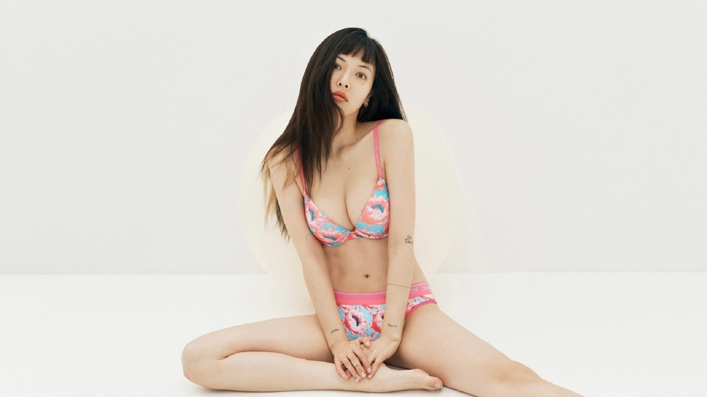 金泫雅hyuna的内衣写真大片,如同一幅精美的画作,展现出她的优雅与