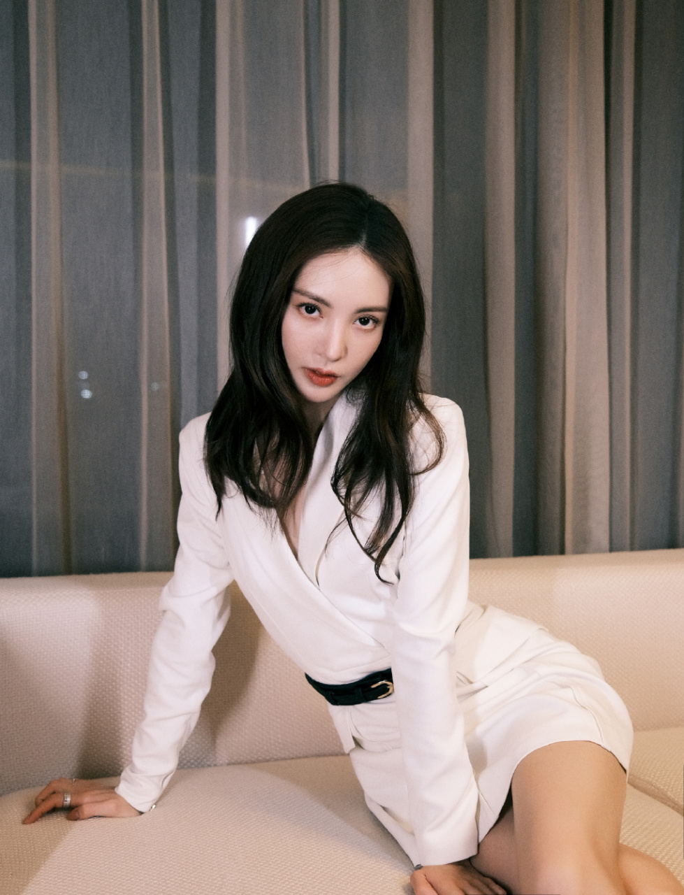 金晨的大长腿,她的步伐如同舞蹈,轻盈而优美,每一步都充满诗意.