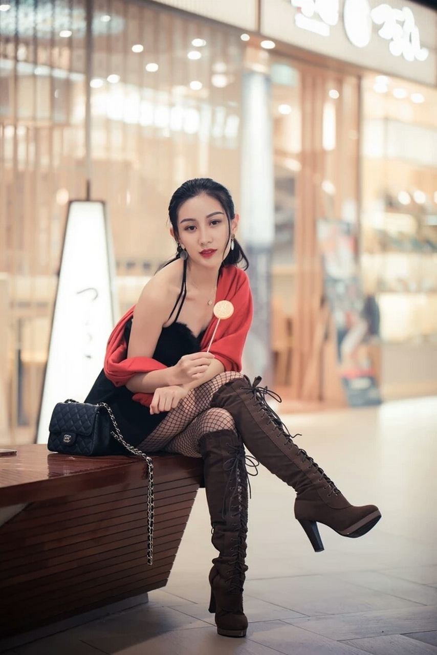 美女摄影:吊带黑纱裙网格黑丝高跟标配下的性感街拍