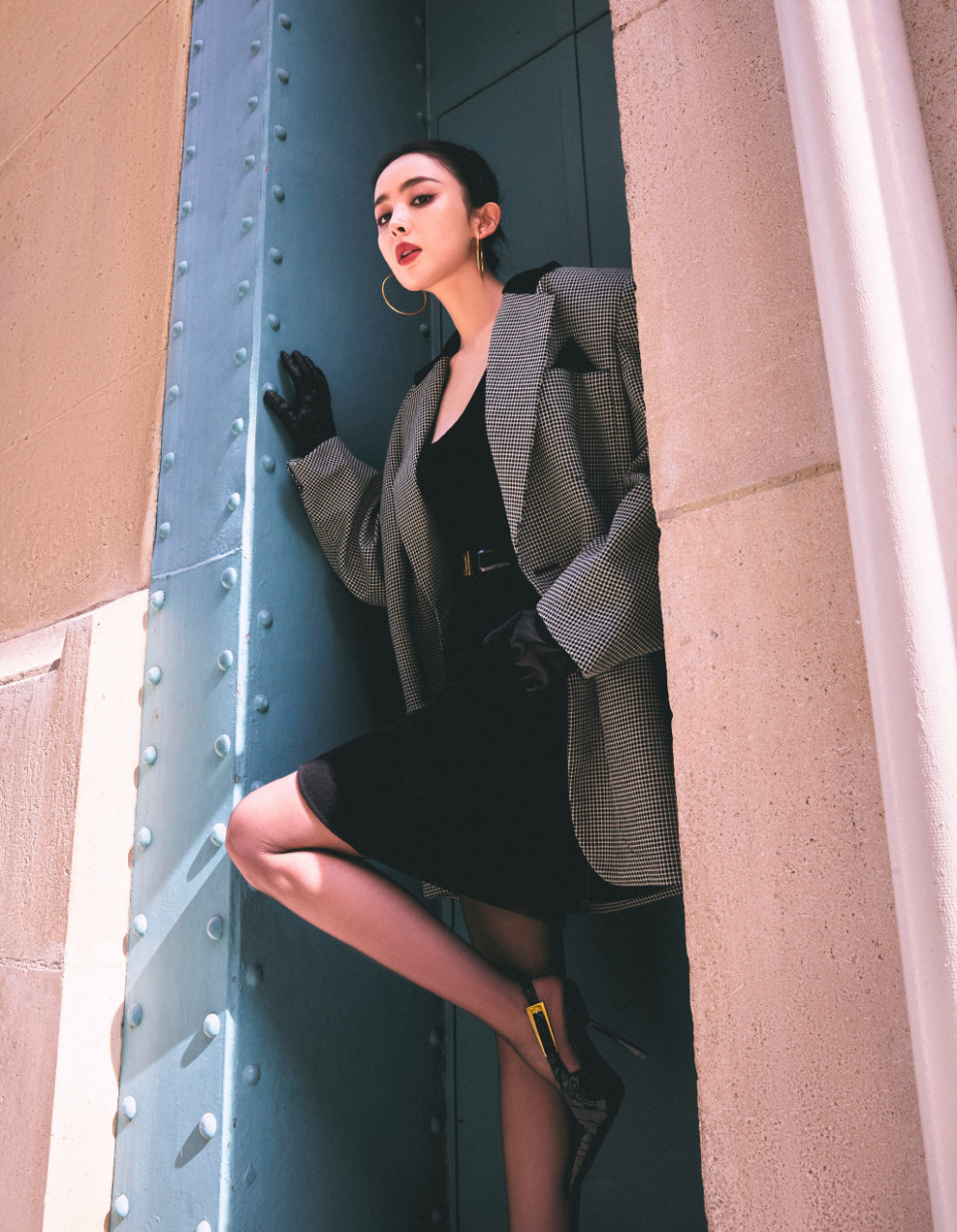 古力娜扎的黑丝高跟鞋与大长腿,展示出她的时尚与魅力,每一个动作都