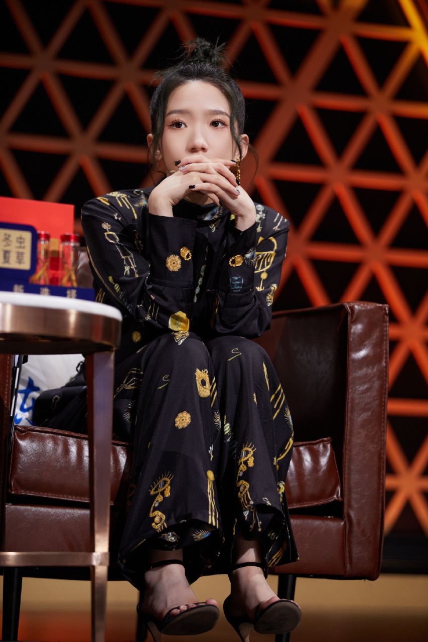 孟美岐,她的每一个微笑都如同阳光,温暖而充满希望,令人心生愉悦.