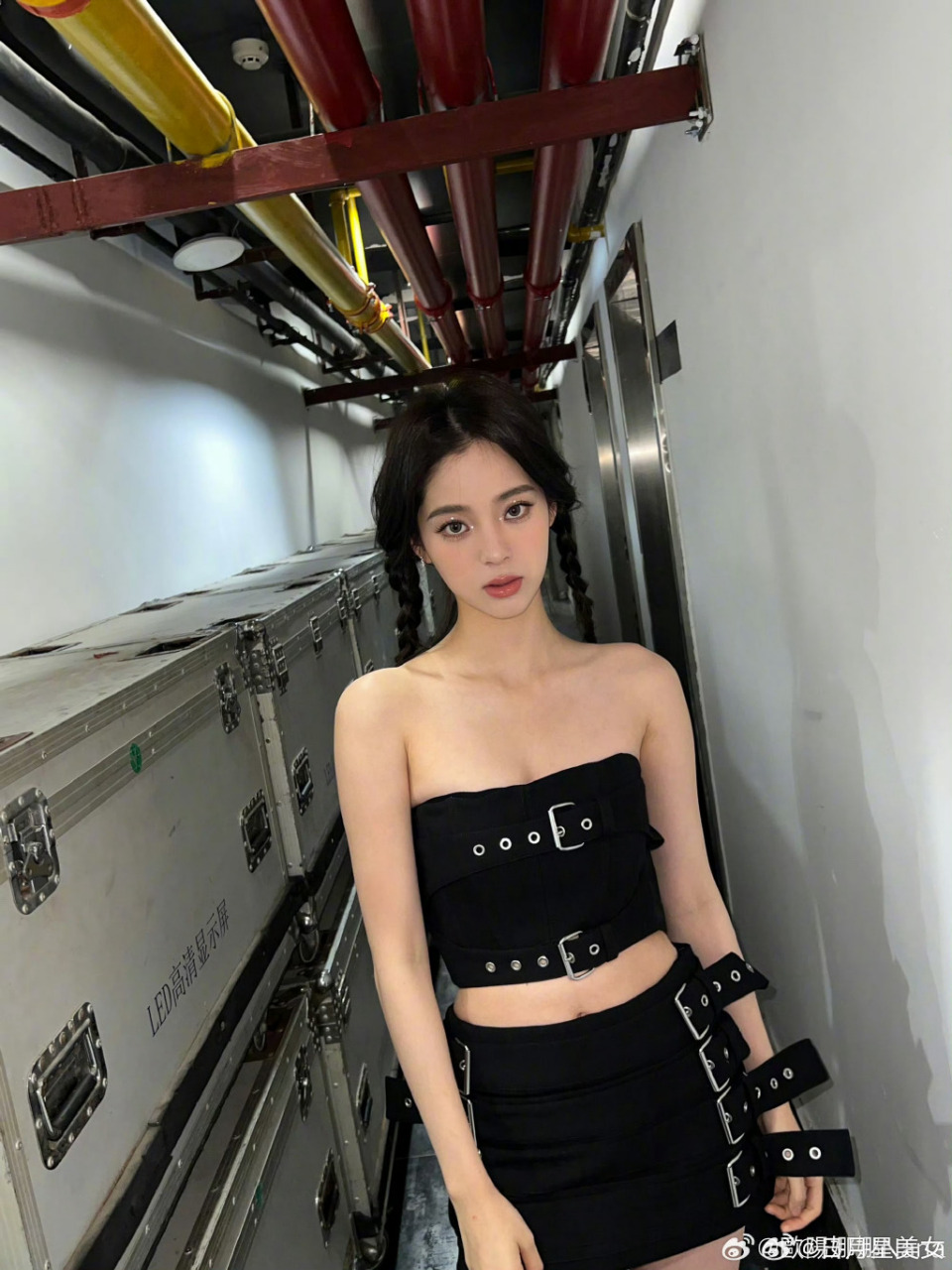 3205 欧阳娜娜的吊带装展示了她丰满的胸部,充满了诱人的魅力.