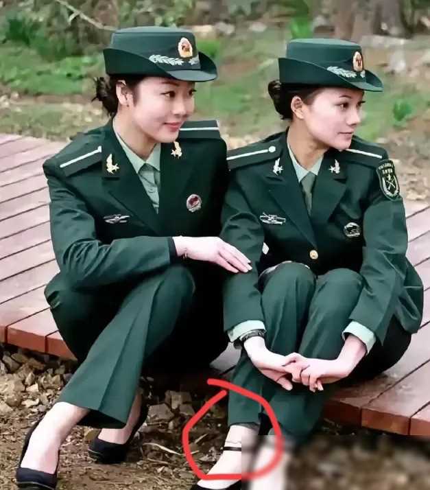 在照片中,两位美丽的女兵引人注目.
