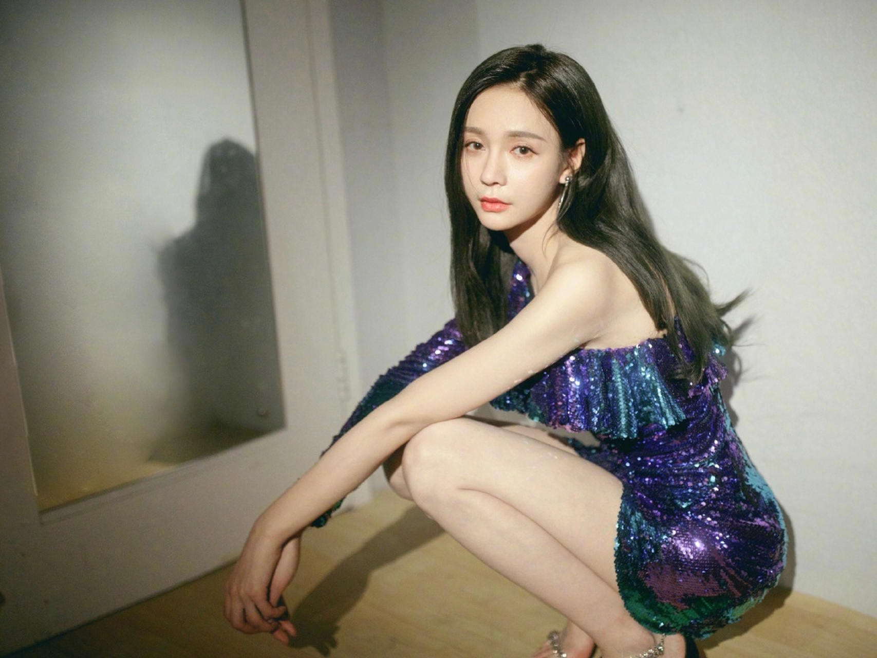 沈梦辰的一字带高跟凉鞋,勾勒出她修长的腿部线条,步履间尽显优雅.