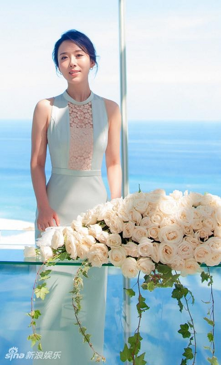 颜丹晨海边浪漫大片,知性柔美女人味十足.