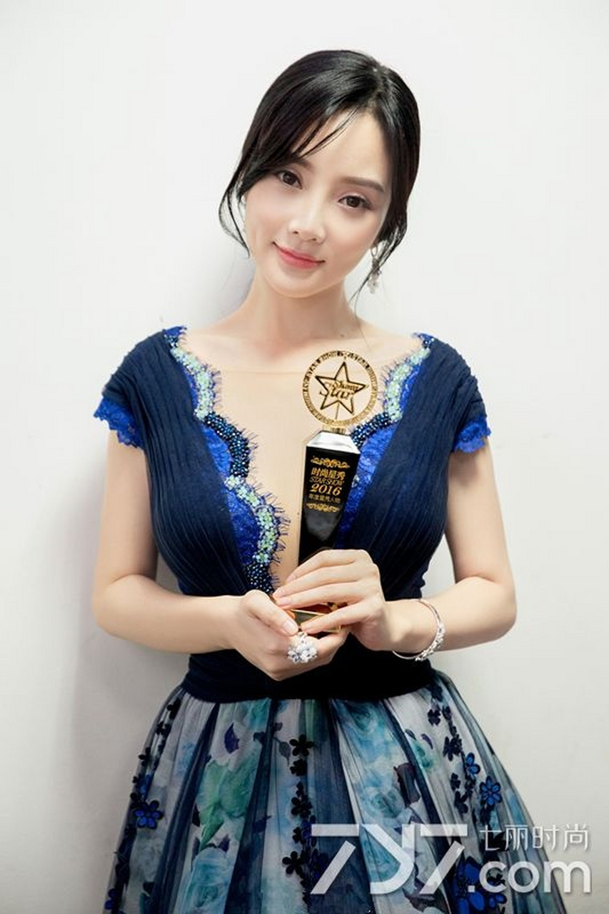 李小璐出席盛典蓝色礼服尽显高贵魅力