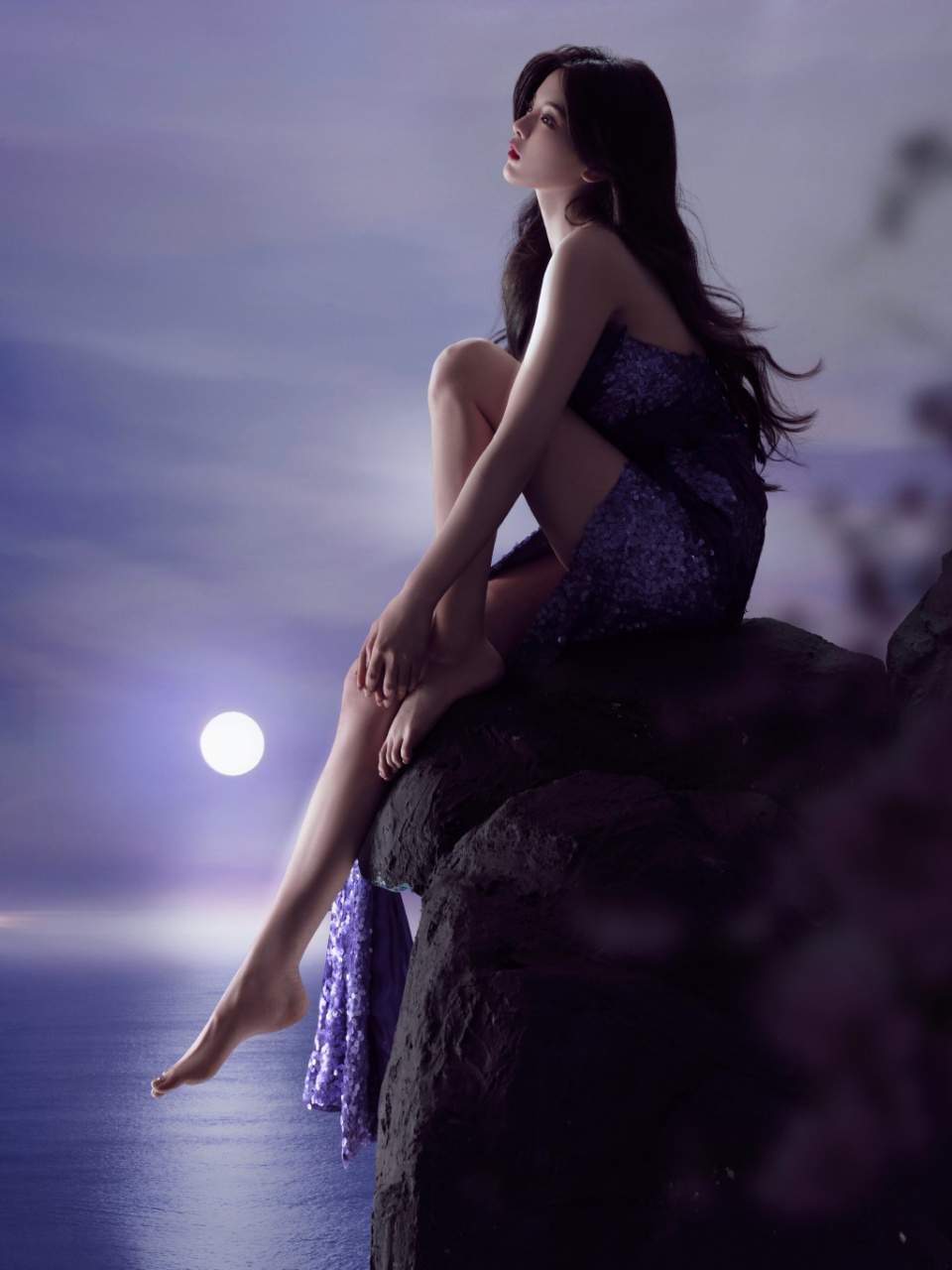 杨超越光足大长腿,如夜空中的明星,闪耀且迷人.