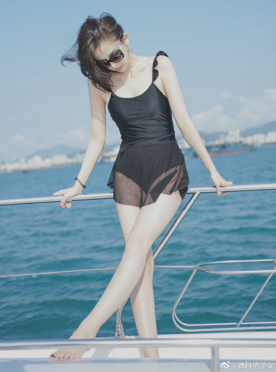 3050 娜扎的泳装造型展示了她的性感美,每一个细节都充满了吸引力.