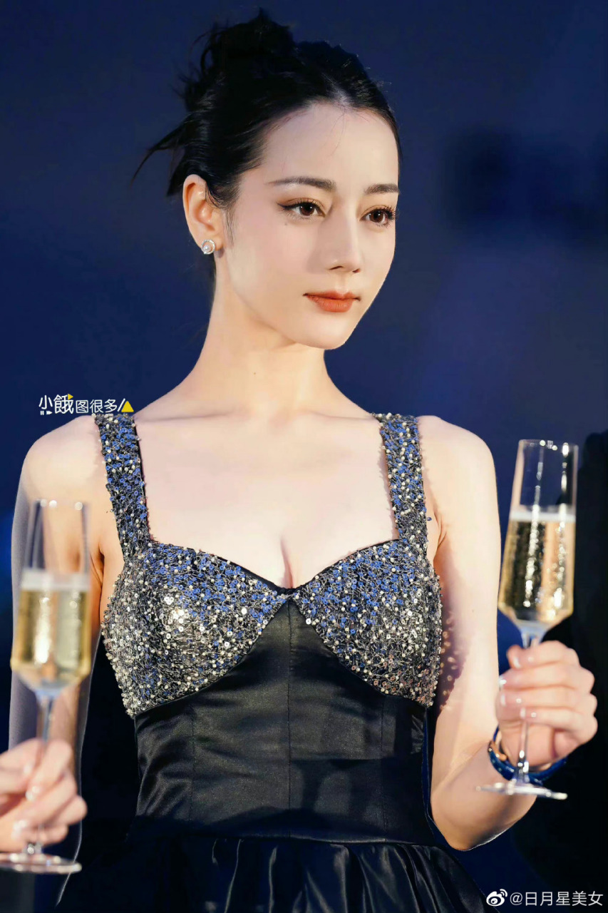 3666 热巴的胸部挤满了,她的每一个动作都充满了诱惑力,展示了她的