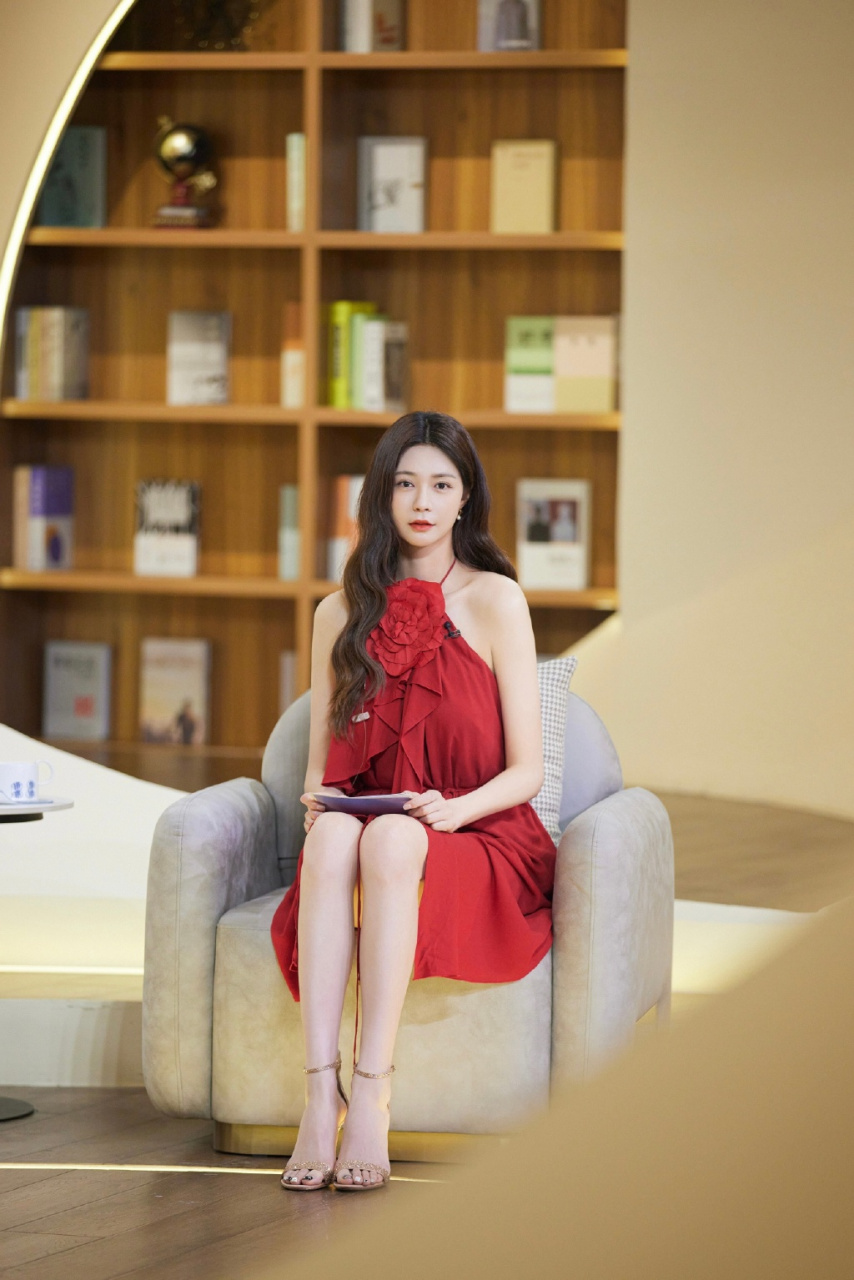 沈梦辰的一字带高跟凉鞋与大长腿,步履间尽显优雅与自信,令人心动.