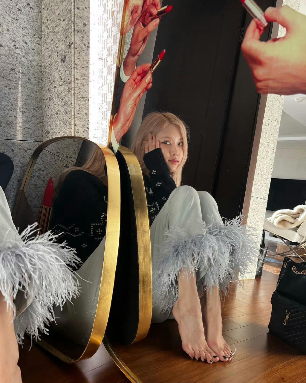 blackpinkrose朴彩英的美足与大长腿,宛如雕刻般完美,每一步都展现出