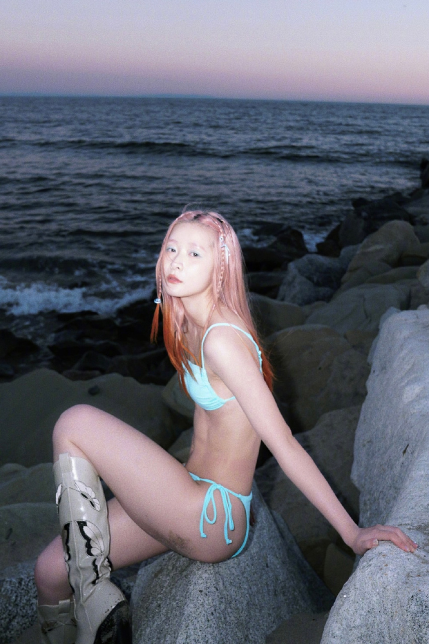 徐娇的泳衣大片,如晨曦中的珍珠,散发着柔和的光辉.