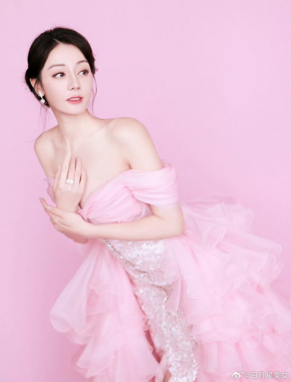 3644 热巴穿着粉色抹胸,丰满的身材让她显得格外迷人,每一个细节都