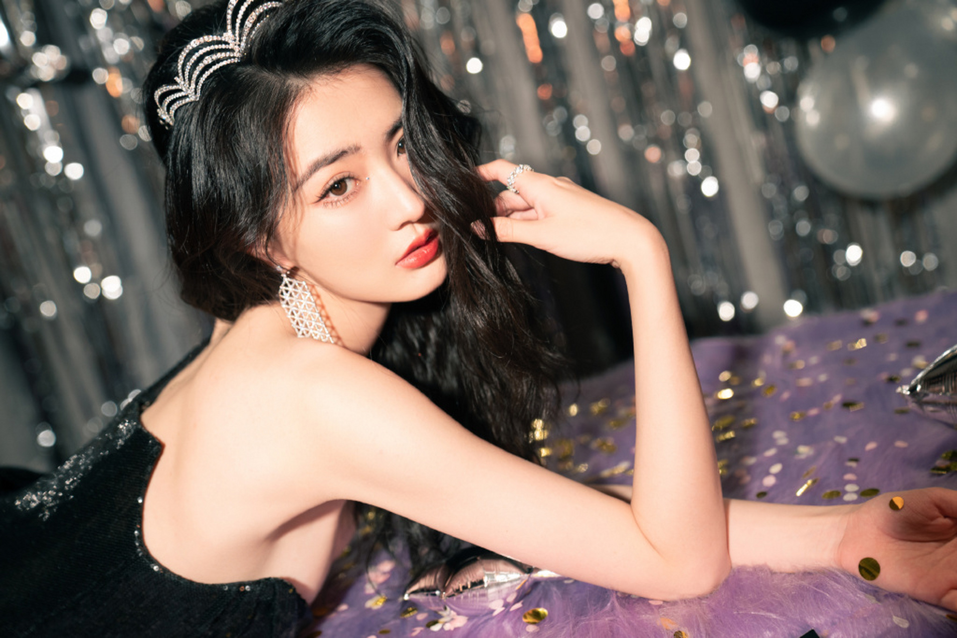 徐璐的性感礼服与美足,如夜空中的星辰,闪烁着迷人的光芒.