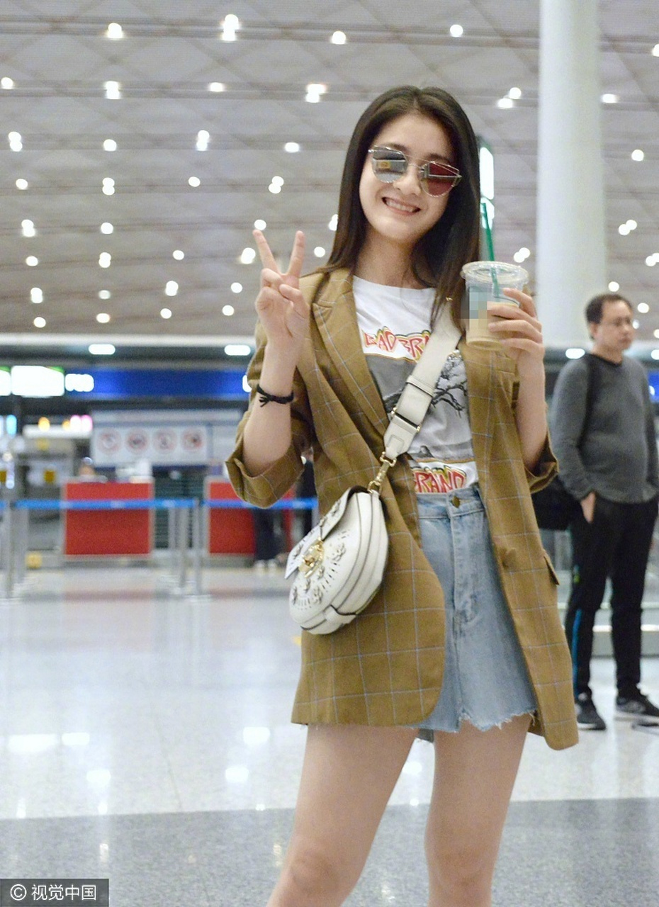 19岁张雪迎短裙秀大白腿边喝饮料边比v