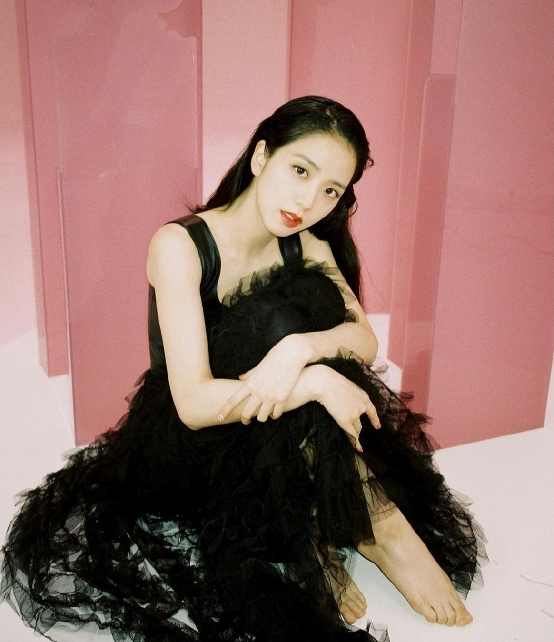 blackpink金智秀的美腿与双足,如同艺术品般精致,每一个细节都令人