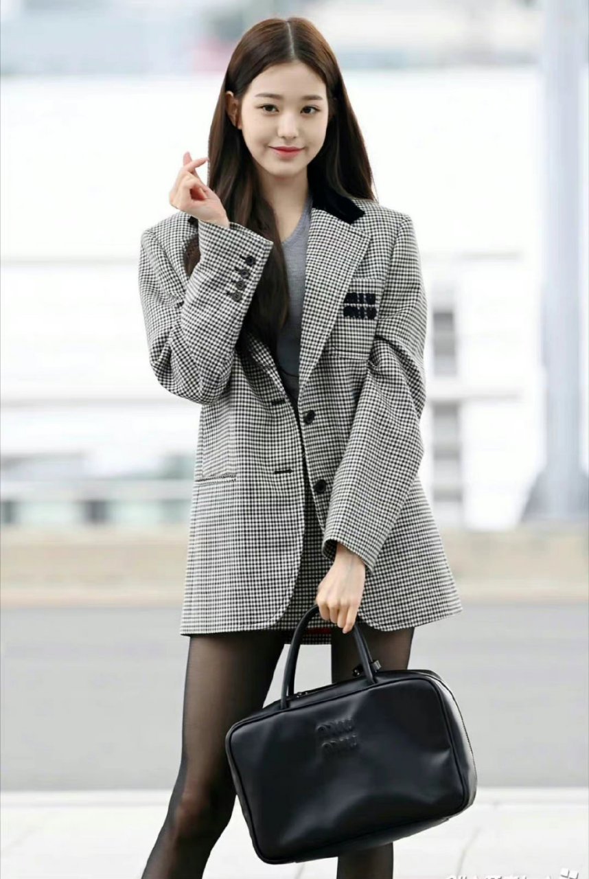 张元英黑丝大长腿,如夜空中的明星,闪耀且迷人.