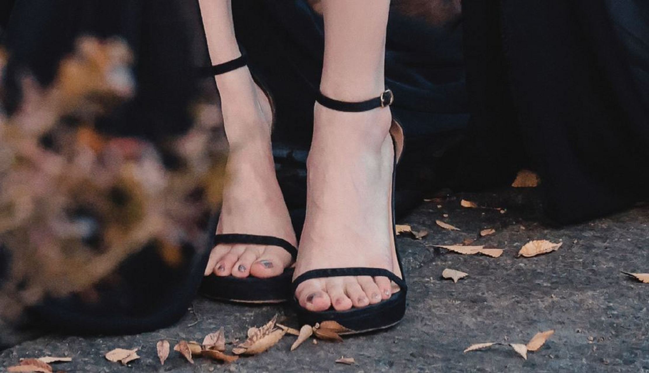 孟子义的黑色一字带高跟凉鞋,宛如水晶般闪耀,展现出无尽的优雅与美丽