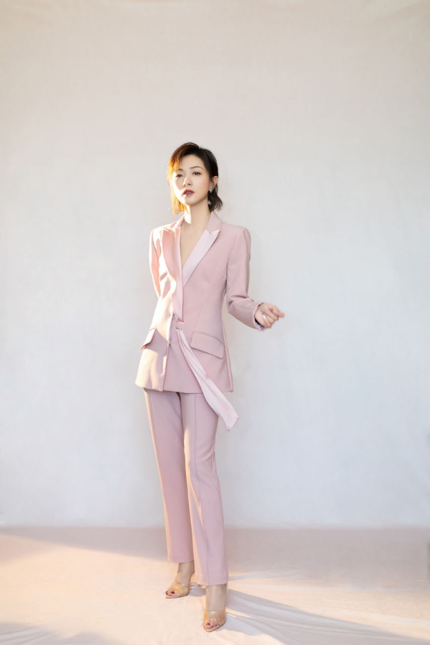 万茜一字带高跟凉鞋美丽的脚,如同夜空中的明星,闪耀动人.