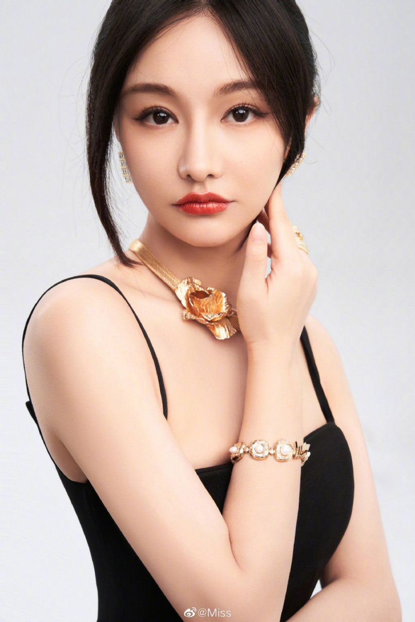 美女电竞主持人解说miss韩懿莹,她的美如同春日的花朵,绽放出无限的