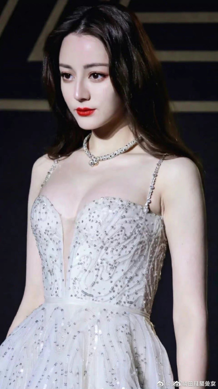 3654 热巴的胸部被挤得好凶,她的每一个动作都充满了诱惑力,展示了她