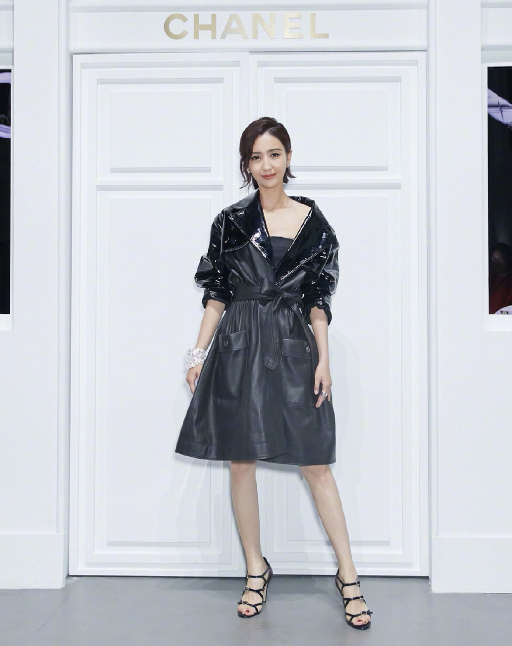 佟丽娅高跟凉鞋,如同夜空中的明星,闪耀动人.