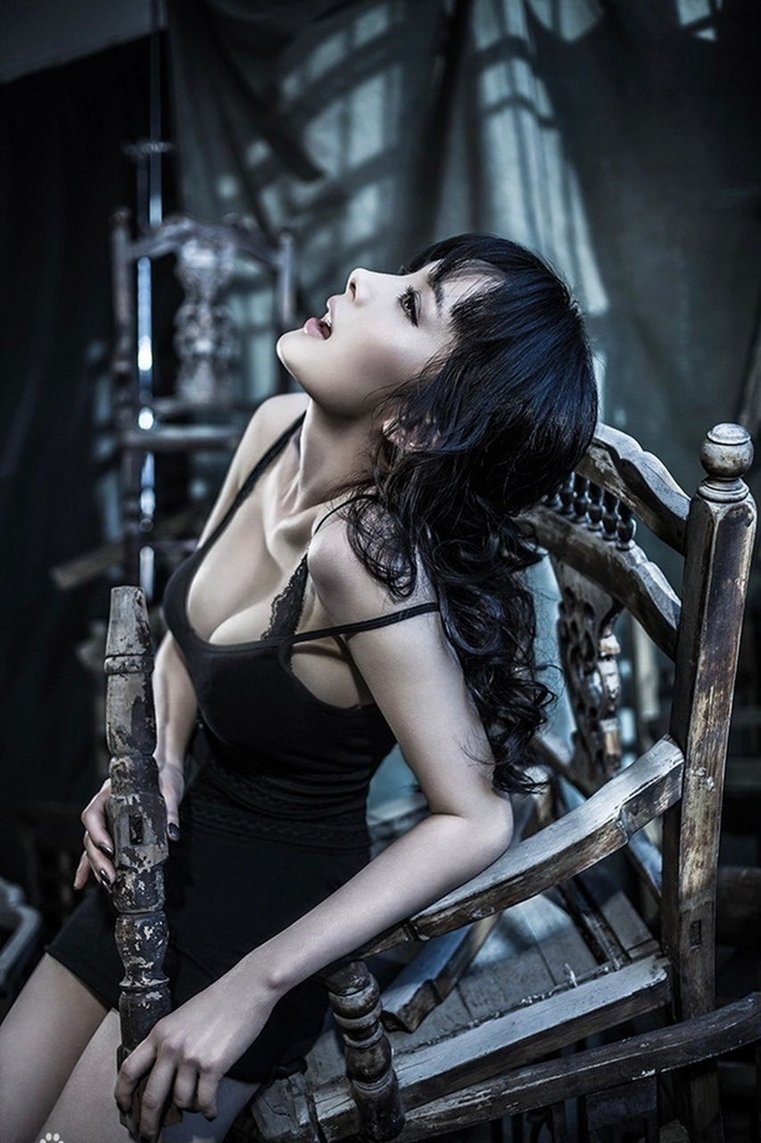 杨幂早期性感爆乳杂志大片,如火焰般热烈,令人心动.