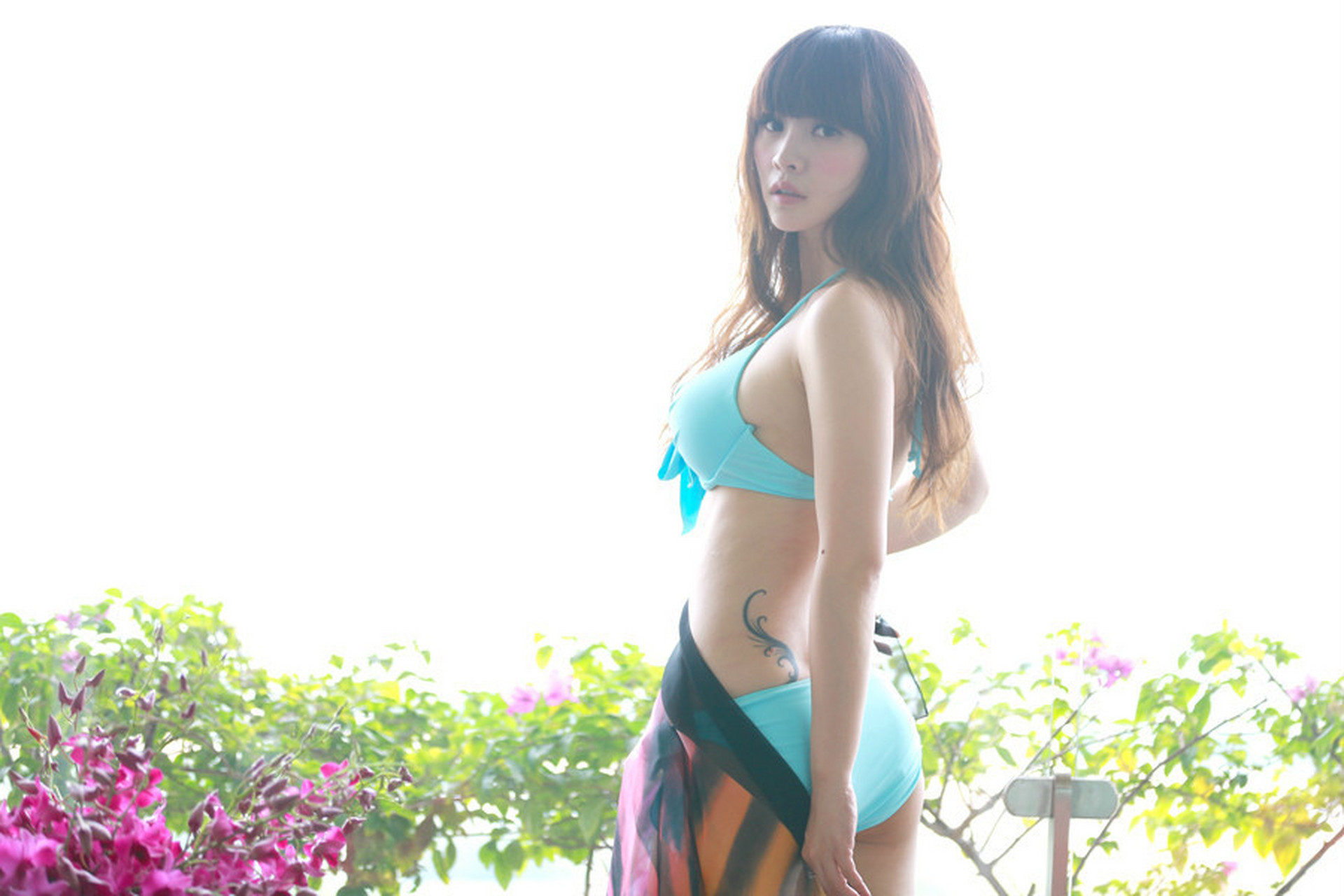 柳岩的比基尼造型,如同夏日的阳光,热情奔放,展现出她无与伦比的魅力.