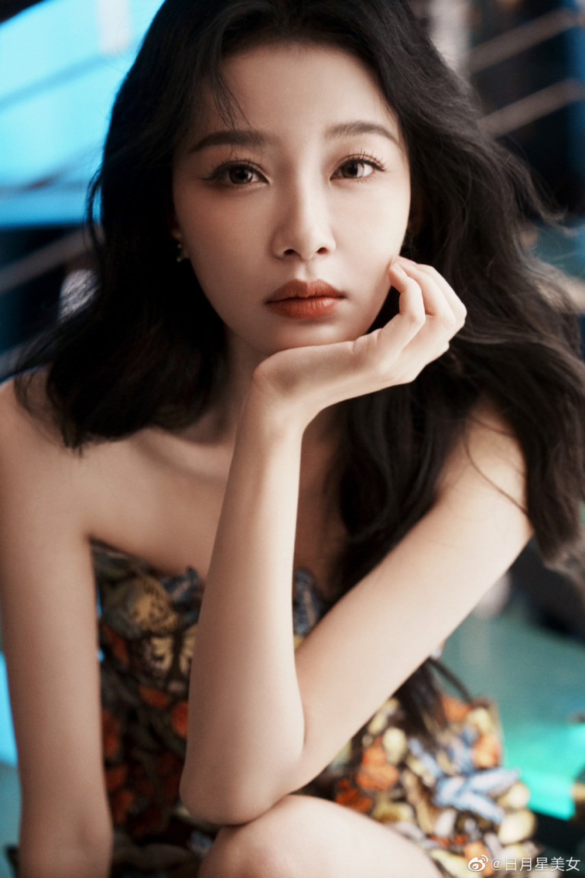 4029 孙怡的蝴蝶结如同春日的花朵,点缀在她的发间,增添了无尽的可爱.