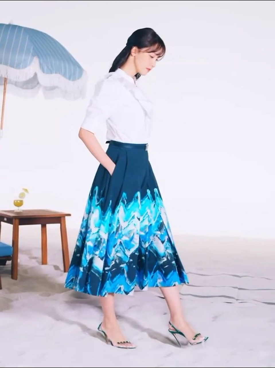 少女时代林允儿的高跟凉鞋与透明高跟鞋,步履间尽显优雅与自信.