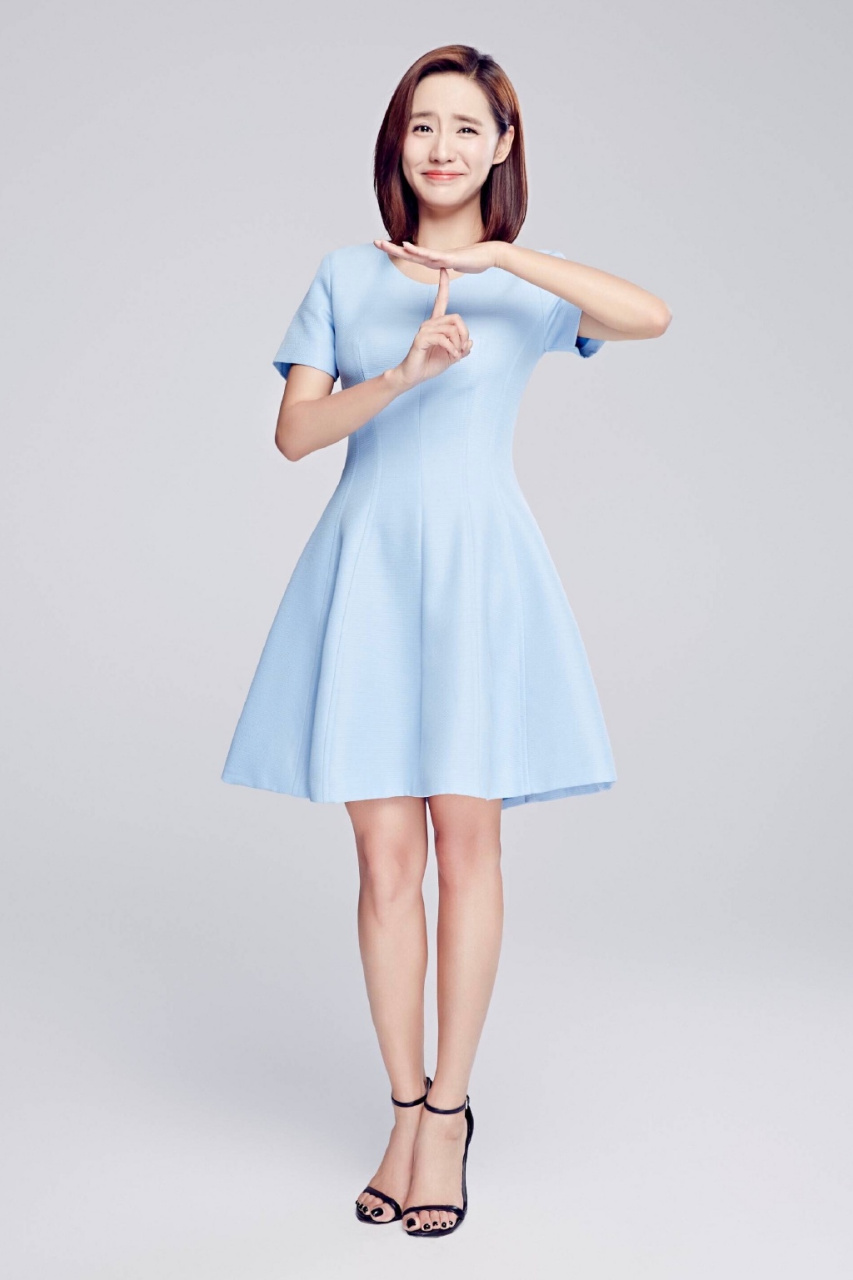 王智白色一字带高跟鞋,如同玉般温润,动人心弦.