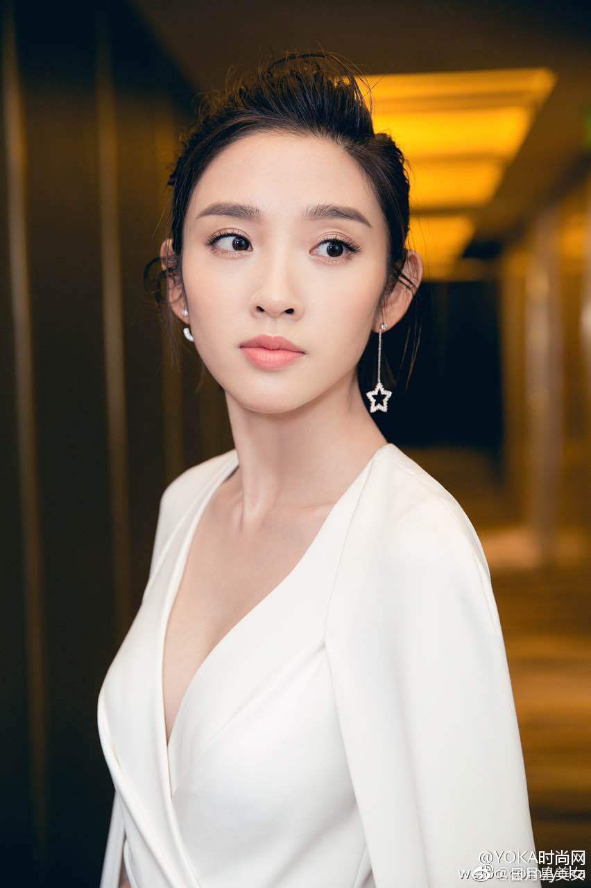 4178 唐艺昕的温柔如同冬日的雪花,纯净而美丽,充满了梦幻的色彩.