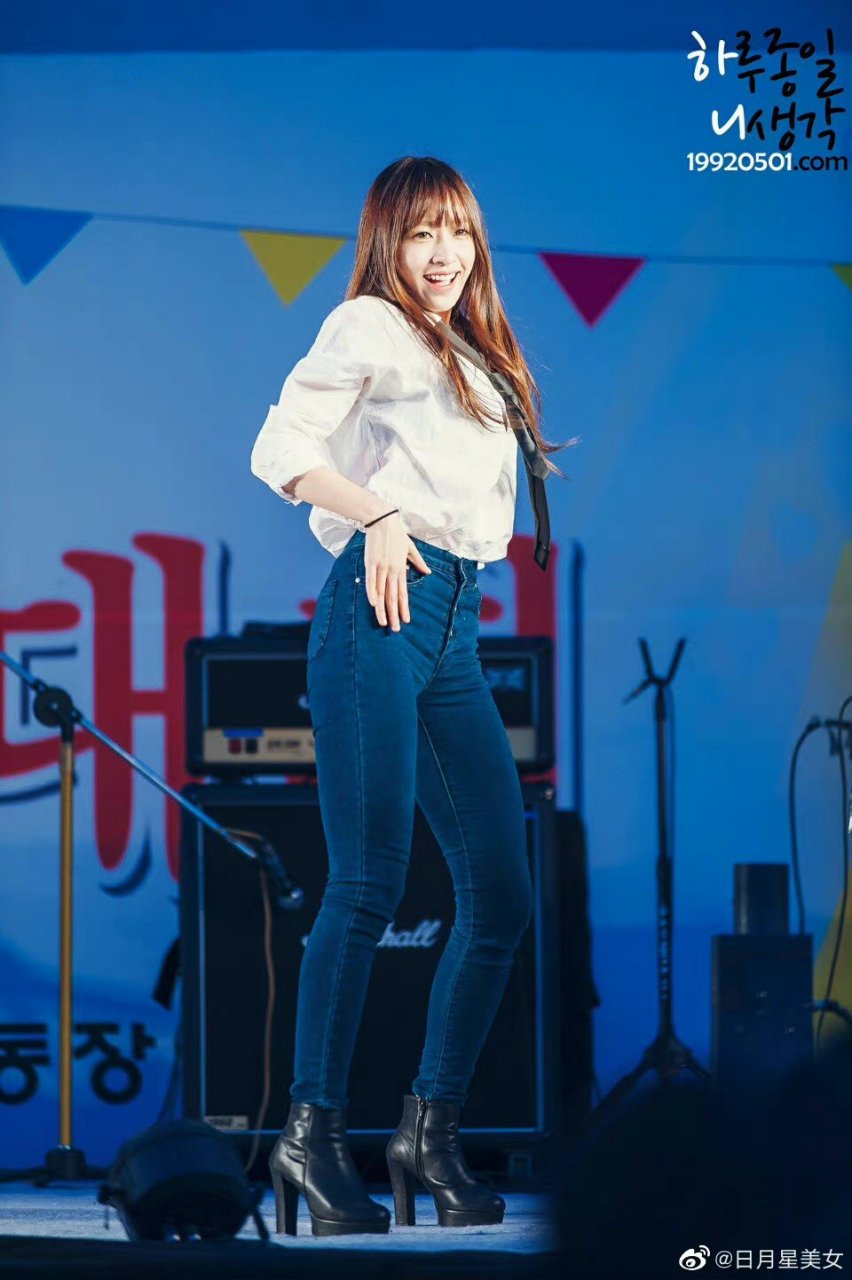 安喜延的牛仔裤如定制,完美展现修长身材.